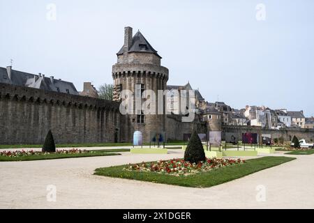 Giardino dei bastioni di Vannes, fortificazioni della città costruite nel Medioevo con la torre Connetable, nel Golfo di Morbihan in Bretagna Foto Stock