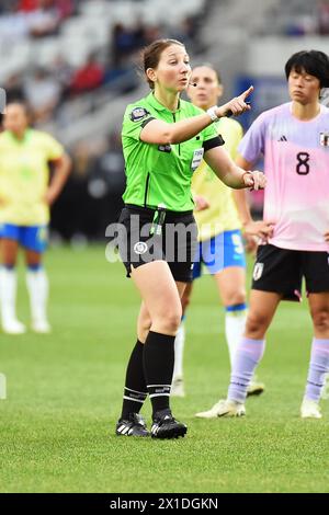 Columbus, Ohio, Stati Uniti. 9 aprile 2024. L'arbitro Danielle Chesky (verde) ufficializza Brasile e Giappone nel loro match a Columbus, Ohio, Stati Uniti. Crediti: Brent Clark/Alamy Live News Foto Stock