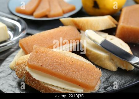 Gustosi panini con pasta di cotogna sul tavolo, primo piano Foto Stock