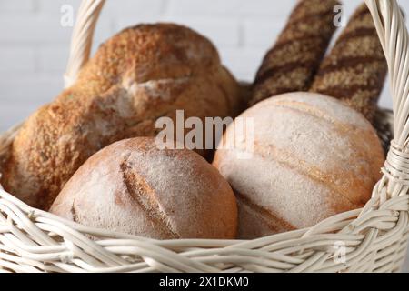 Diversi tipi di pane nel cestello di vimini, primo piano Foto Stock