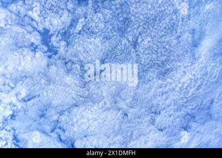 Altocumulus soffici nuvole bianche - tempo atmosferico. Foto Stock