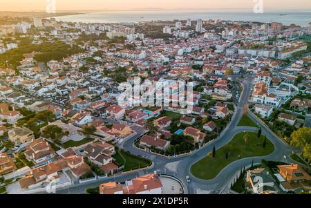 Una prospettiva aerea cattura il caldo bagliore del tramonto sulla pittoresca cittadina costiera di Cascais, in Portogallo Foto Stock