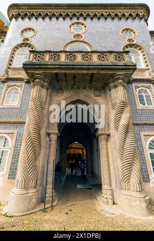 Cancello con colonne intrecciate che sorregge il balcone dell'Auditorium. Palazzo Nazionale pena (Palacio Nacional da pena), Sintra, quartiere di Lisbona, Porto Foto Stock