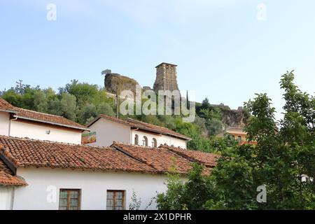 22 settembre 2023 - Kruja in Albania: Rovine della moschea di Fatih Sultan Mehmet nei terreni del castello di Kruja Foto Stock