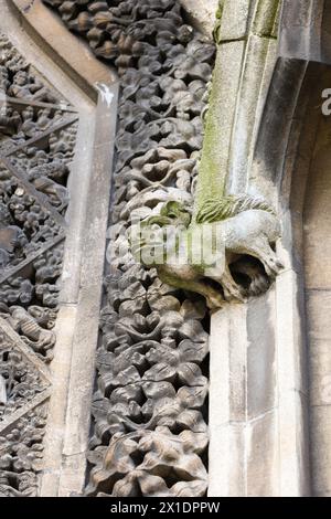 Bristol, Inghilterra - 29 marzo 2024: Dettagli della pietra intagliata medievale all'ingresso di St Chiesa di Mary Redcliffe Foto Stock