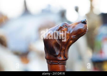 Mercato delle pulci, bastone da passeggio in legno per cani in vendita Foto Stock