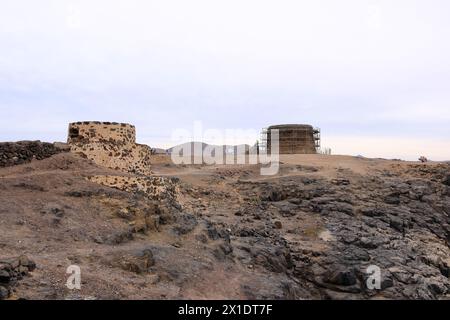El Cotillo, Fuerteventura, Isole Canarie, Spagna - 21 novembre 2023: La vecchia torre (toston) è in costruzione in una giornata nuvolosa Foto Stock