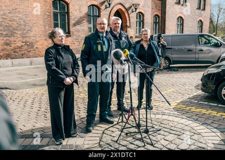 Da sinistra: Capo dell'unità di deposito presso il Museo nazionale Camilla Bastholm, ispettore capo della polizia presso la polizia di Copenaghen Peter Dahl, direttore di emergenza dei servizi di emergenza della capitale Jakob Vedsted Andersen e responsabile unità presso l'Autorità per la sicurezza dei pazienti Bente Moeller durante il briefing autorità sull'incendio alla Borsa di Copenaghen, martedì 16 aprile 2024. Martedì mattina è stato segnalato un incendio nell'edificio storico di Copenaghen, che era in fase di ristrutturazione. La ristrutturazione doveva essere completata nell'autunno del 2024 in occasione della celebrazione dello Stock Ex Foto Stock