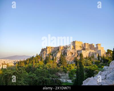 La vista dell'Acropoli di Atene dalla collina di Areopago, Atene, Grecia Foto Stock