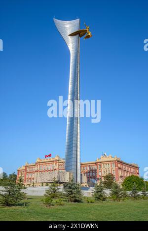 ROSTOV-SUL-DON, RUSSIA - 3 OTTOBRE 2021: Stele “ai liberatori di Rostov” con una scultura della dea Nike. Rostov-sul-Don, Russia Foto Stock