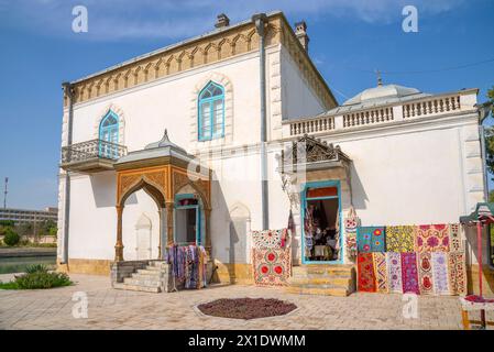 BUKHARA, UZBEKISTAN - 10 SETTEMBRE 2022: Ingresso all'antico edificio dell'harem dell'emiro di Bukhara Foto Stock
