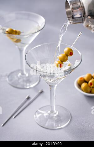 Cocktail martini tradizionale versato in un bicchiere di shaker Foto Stock