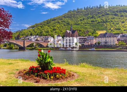Vista sulla soleggiata Cochem, splendida città sul romantico fiume Mosella, Germania Foto Stock