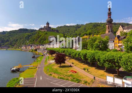 Vista sulla soleggiata Cochem, splendida città sul romantico fiume Mosella, Germania Foto Stock