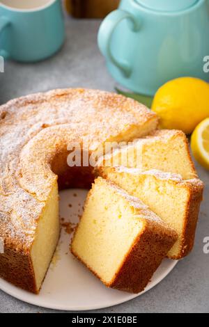 Torta al limone cotta in una teglia a fette e ricoperta di zucchero a velo Foto Stock