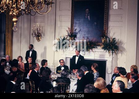 Il presidente Carter brinda lo scià dell'Iran, Mohammad Reza Pahlavi, nella sala da pranzo statale della Casa Bianca nel novembre 1977. Foto di Dennis Brack bb90 Foto Stock