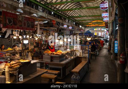Venditore di Streetfood che vende cibo coreano al mercato di Gwangjang Seoul, Corea Foto Stock
