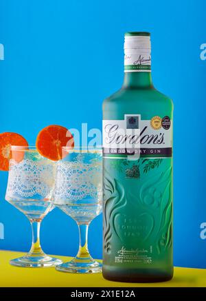 Mansfield,Nottingham,Regno Unito,16 aprile 2024:immagine del prodotto Studio di una bottiglia e bicchieri di Gordons London Dry Gin. Foto Stock