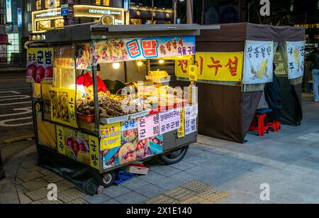 Streetfood venor per le strade di Seoul, Corea del Sud di sera Foto Stock