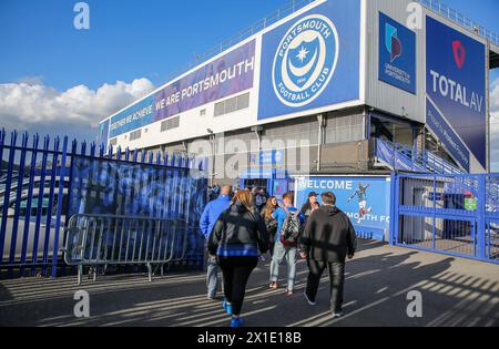 Portsmouth, Regno Unito. 16 aprile 2024. Ground View al di fuori dello stadio i tifosi che arrivano in anticipo rispetto alla partita della EFL League 1 del Portsmouth FC contro Barnsley FC al Fratton Park, Portsmouth, Hampshire, Inghilterra, Regno Unito il 16 aprile 2024 Credit: Every Second Media/Alamy Live News Foto Stock