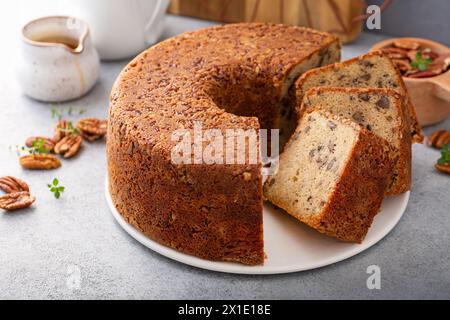 Torta al caramello di pecan cotta in una teglia, fatta in casa e servita su un banco per torte a fette Foto Stock