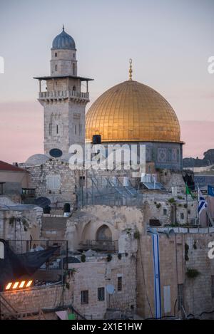Il minareto di una moschea e la Cupola della roccia a Gerusalemme Foto Stock