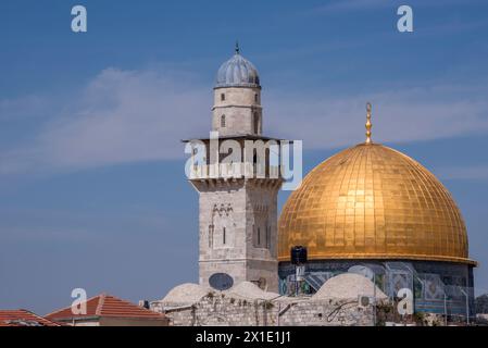 Moschea minareto e Cupola della roccia, nella città vecchia di Gerusalemme, Israele Foto Stock