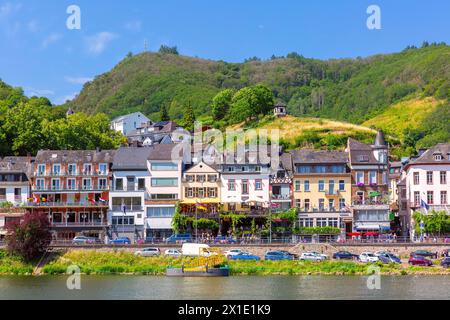 Vista sulla soleggiata Cochem, splendida città sul romantico fiume Mosella, Germania Foto Stock