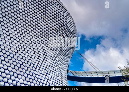 Birmingham, Regno Unito 16 aprile 2024: Design moderno dell'edificio Selfridges a Birmingham, Regno Unito, incluso il ponte di collegamento Foto Stock