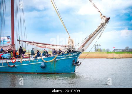 KAMPEN, PAESI BASSI - 30 MARZO 2024: Barche a vela sul fiume IJssel durante Sail Kampen, un grande evento durante il fine settimana di Pasqua. Foto Stock