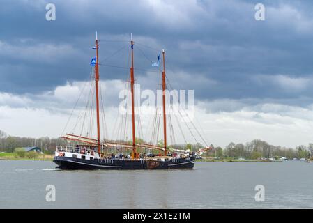 KAMPEN, PAESI BASSI - 30 MARZO 2024: Barche a vela sul fiume IJssel durante Sail Kampen, un grande evento durante il fine settimana di Pasqua. Foto Stock