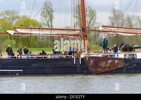 KAMPEN, PAESI BASSI - 30 MARZO 2024: Barche a vela sul fiume IJssel durante Sail Kampen, un grande evento durante il fine settimana di Pasqua. Foto Stock