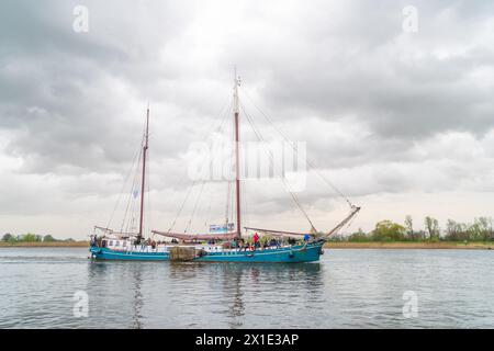 KAMPEN, PAESI BASSI - 30 MARZO 2024: Barche a vela sul fiume IJssel durante Sail Kampen, un grande evento durante il fine settimana di Pasqua. Foto Stock
