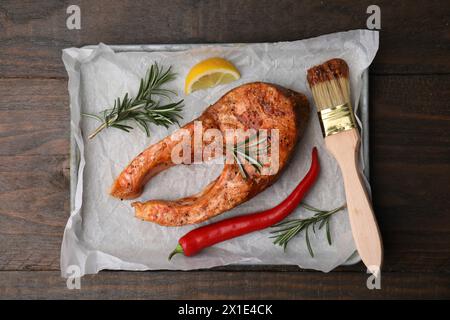 Marinata fresca, pesce e altri prodotti su un tavolo di legno, vista dall'alto Foto Stock
