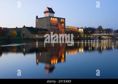 Castello di Herman con riflessi al crepuscolo di ottobre. Narva, Estonia Foto Stock
