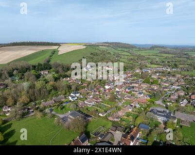 Il villaggio di East Meon, annidato nel South Downs, nella campagna dell'Hampshire. Vista aerea incentrata sulla Chiesa di Ognissanti a nord. Foto Stock