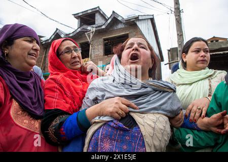 Srinagar, India. 16 aprile 2024. Le donne piangono per i loro familiari scomparsi dopo che una barca si è rovesciata nel fiume Jhelum. Almeno sei persone sono morte e 19 sono scomparse dopo che la barca si è rovesciata nel fiume Jhelum vicino a Srinagar, con la maggior parte dei passeggeri bambini che vanno a scuola. I soccorritori e i commando marini dell'esercito indiano si stanno sforzando di trovare sopravvissuti, mentre centinaia di persone preoccupate e in lutto. Forti piogge sono cadute sulla regione himalayana negli ultimi giorni, portando a livelli d'acqua più elevati nel fiume che ha causato la tragedia. Credito: SOPA Images Limited/Alamy Live News Foto Stock