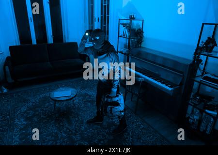 Ladro con torcia elettrica nella stanza buia, irrompi Foto Stock