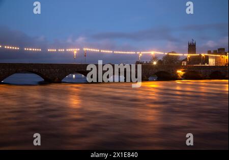 Vista illuminata del ponte Thomond sul fiume Shannon nella città di Limerick in Irlanda in Europa Foto Stock