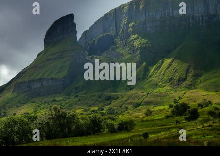 Roccia dell'Aquila nelle montagne Dartry nella valle di Glenade nella contea di Leitrim in Irlanda in Europa Foto Stock