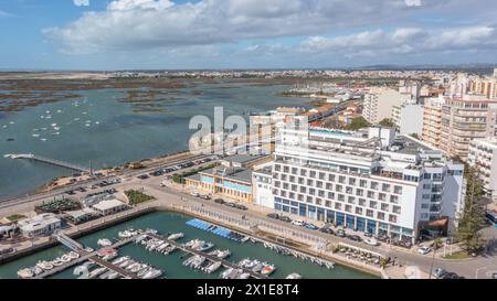 Vista aerea panoramica della città costiera di Faro con droni che si affaccia sulla Ria Formosa. In una giornata di sole. Foto Stock