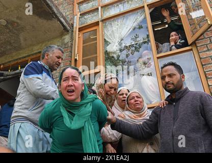 Srinagar, India. 16 aprile 2024. Le donne piangono dopo che i suoi parenti hanno perso la vita in una barca che si stava ribaltando nel fiume Jhelum martedì. Le autorità hanno riferito che sei individui, inclusi quattro bambini, sono morti. Il 16 aprile 2024, Srinagar, India. (Foto di Basit ZARGAR/ credito: Eyepix Group/Alamy Live News Foto Stock