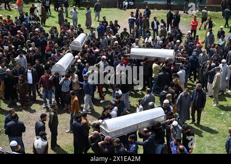 Srinagar, India. 16 aprile 2024. La gente porta con sé le bare delle vittime che sono morte in una barca che si è rovesciata nel fiume Jhelum martedì. Le autorità hanno riferito che sei individui, inclusi quattro bambini, sono morti. Il 16 aprile 2024, Srinagar, India. (Foto di Basit ZARGAR/ credito: Eyepix Group/Alamy Live News Foto Stock