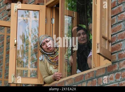 Srinagar, India. 17 aprile 2023. Le donne piangono dopo che i suoi parenti hanno perso la vita in una barca che si stava ribaltando nel fiume Jhelum martedì. Le autorità hanno riferito che sei individui, inclusi quattro bambini, sono morti. Il 16 aprile 2024, Srinagar, India. (Foto di Basit ZARGAR/ credito: Eyepix Group/Alamy Live News Foto Stock