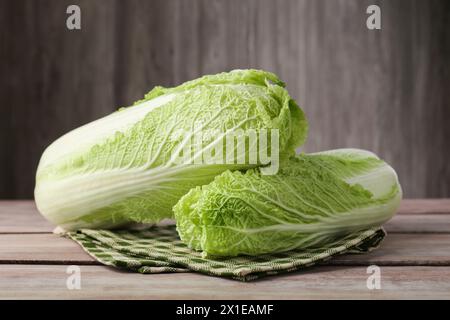 Cavoli cinesi maturi freschi su tavolo di legno Foto Stock