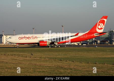 German Air Berlin Airbus A330-200 con registrazione D-ABXA sulla strada di rullaggio all'aeroporto di Dusseldorf Foto Stock