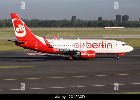 German Air Berlin Boeing 737-700 con registrazione D-ABLA sulla strada di rullaggio all'aeroporto di Dusseldorf Foto Stock