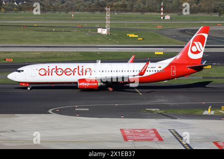 German Air Berlin Boeing 737-800 con registrazione D-ABAF in taxiway presso l'aeroporto di Dusseldorf Foto Stock