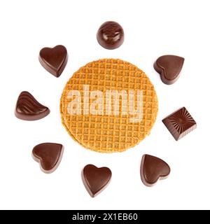 Caramelle al cioccolato e waffle belgi isolati su sfondo bianco. Foto Stock