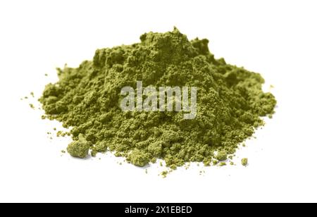 Mucchio di polvere di henné isolato su bianco Foto Stock